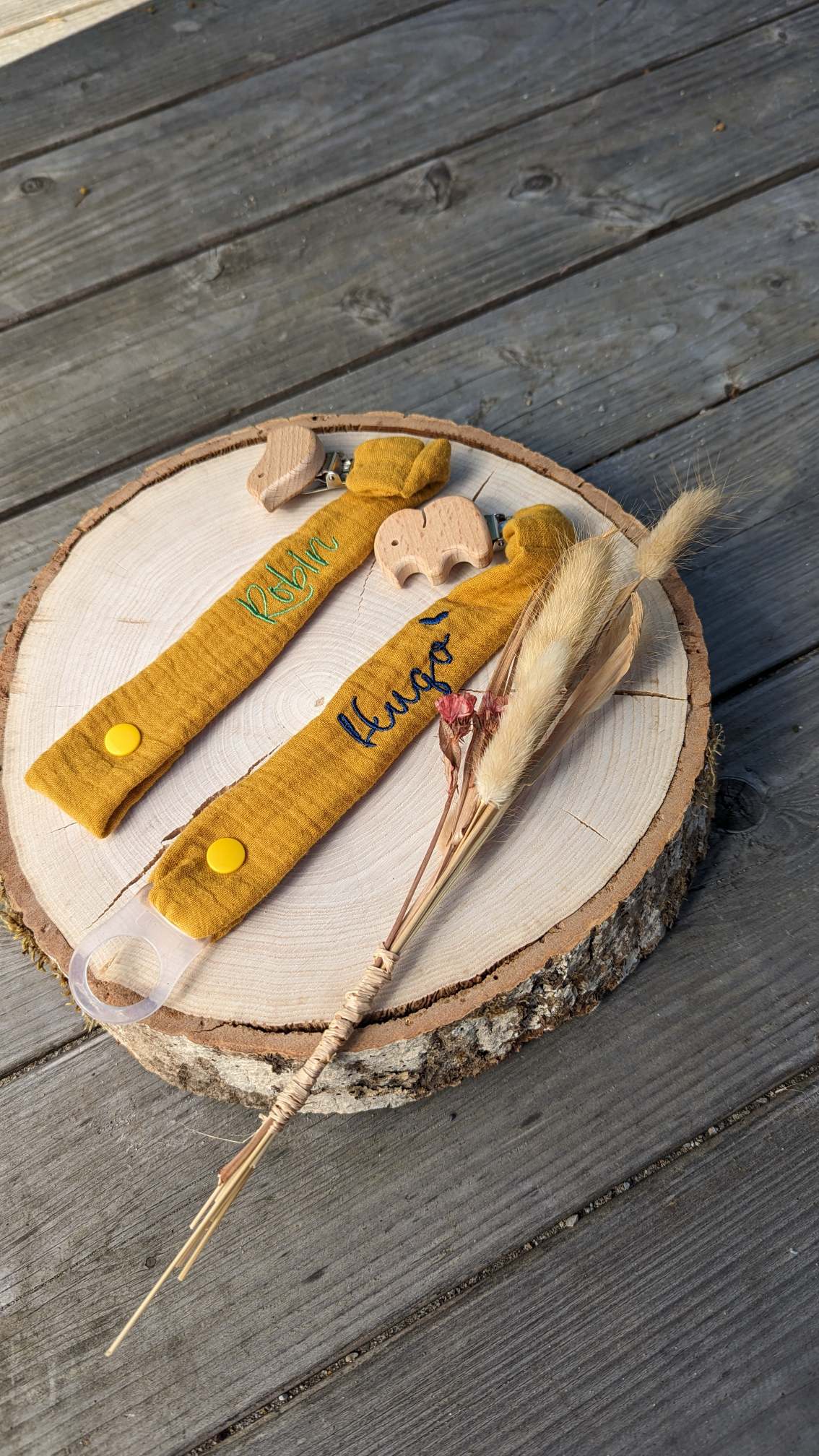 Schnullerkette personalisiert aus Bio-Musselin mit naturbelassenem Holzclip - bestickt mit Name