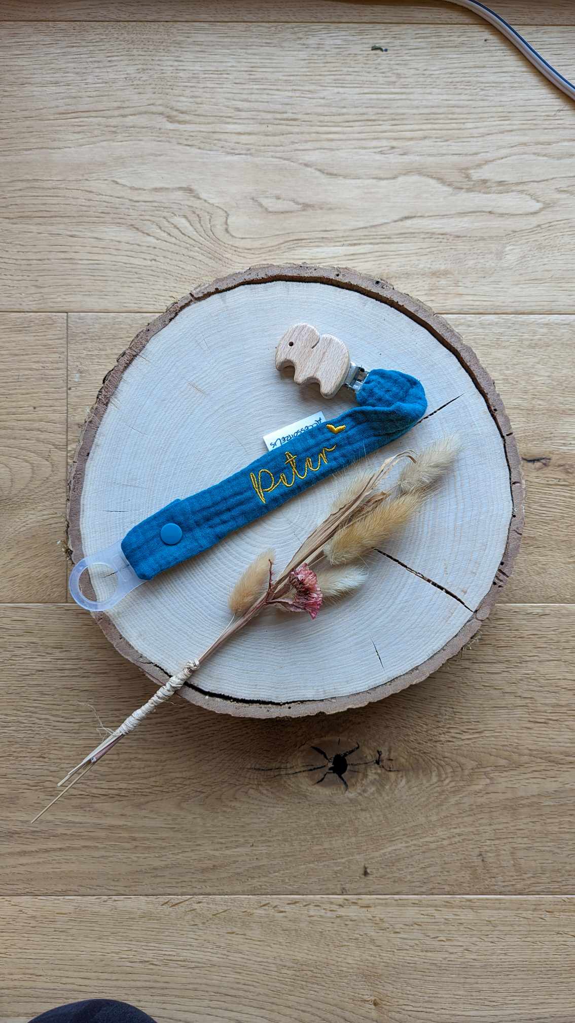 Schnullerkette personalisiert aus Bio-Musselin mit naturbelassenem Holzclip - bestickt mit Name