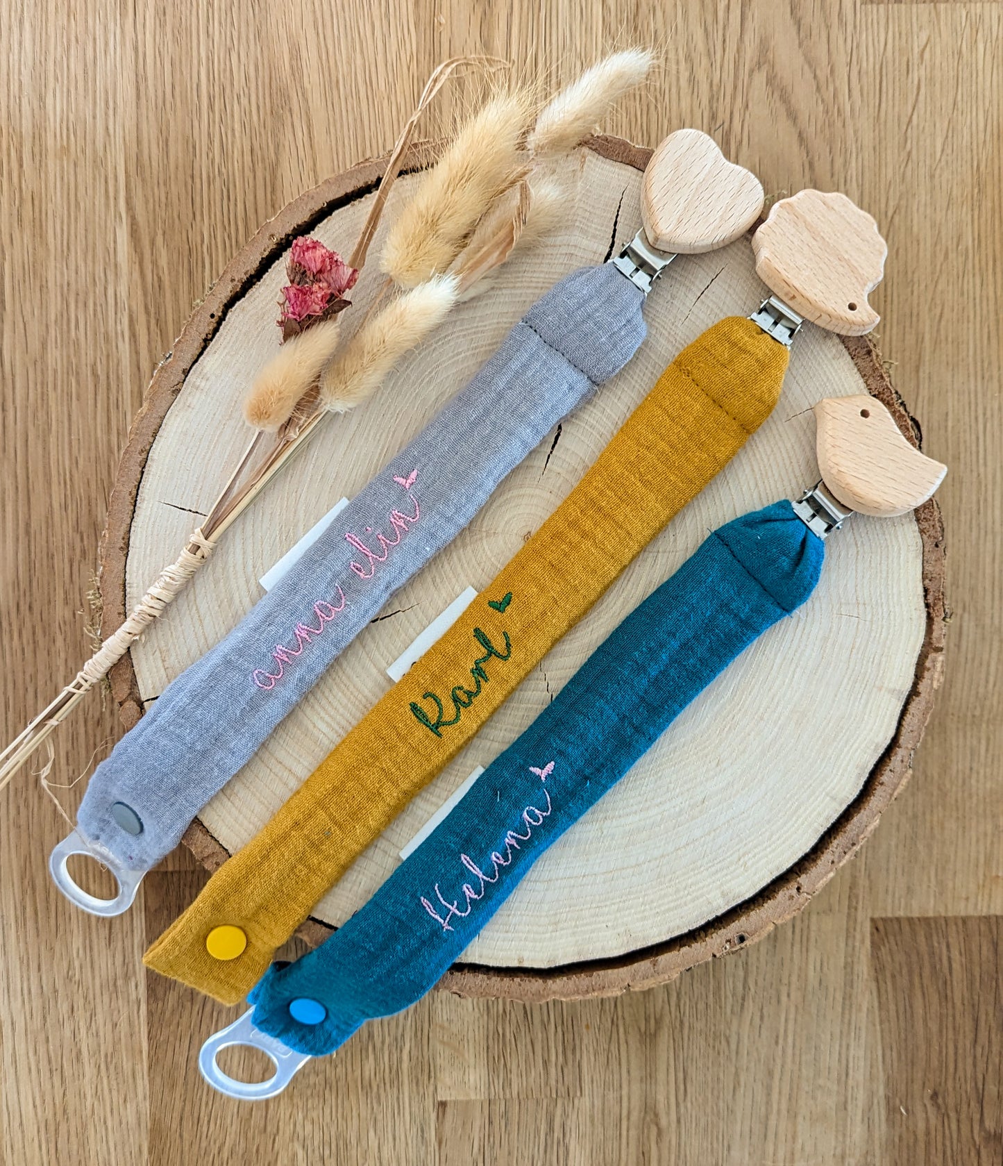 Schnullerkette personalisiert aus Bio-Musselin mit naturbelassenem Holzclip - bestickt mit Name